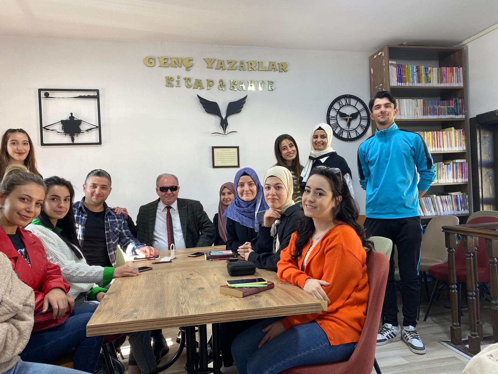 BEKİR AKDENİZ GENÇ YAZARLARLA BULUŞTU